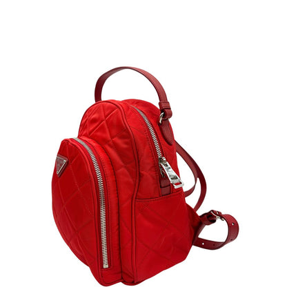 Laterale destro di uno zaino Prada in tessuto sintetico rosso e finiture in pelle tono su tono, usato, originale, second hand, in ottime condizioni.