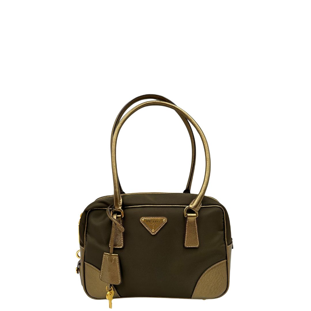 Front di un bauletto Prada in tessuto nylon e pelle saffiano bronzo, con dettagli metallici dorati, indossabile a spalla, usato, originale, second hand, in ottime condizioni.