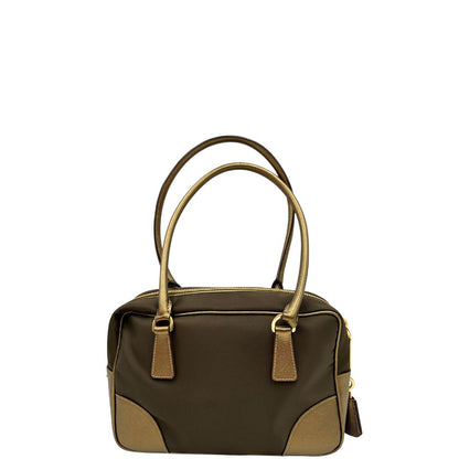 Retro di un bauletto Prada in tessuto nylon e pelle saffiano bronzo, con dettagli metallici dorati, indossabile a spalla, usato, originale, second hand, in ottime condizioni.