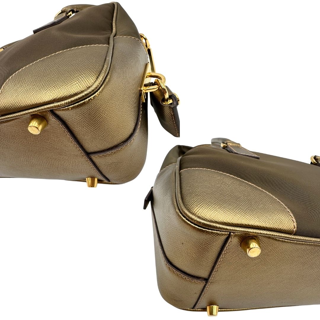 Angoli di un bauletto Prada in tessuto nylon e pelle saffiano bronzo, con dettagli metallici dorati, indossabile a spalla, usato, originale, second hand, in ottime condizioni.