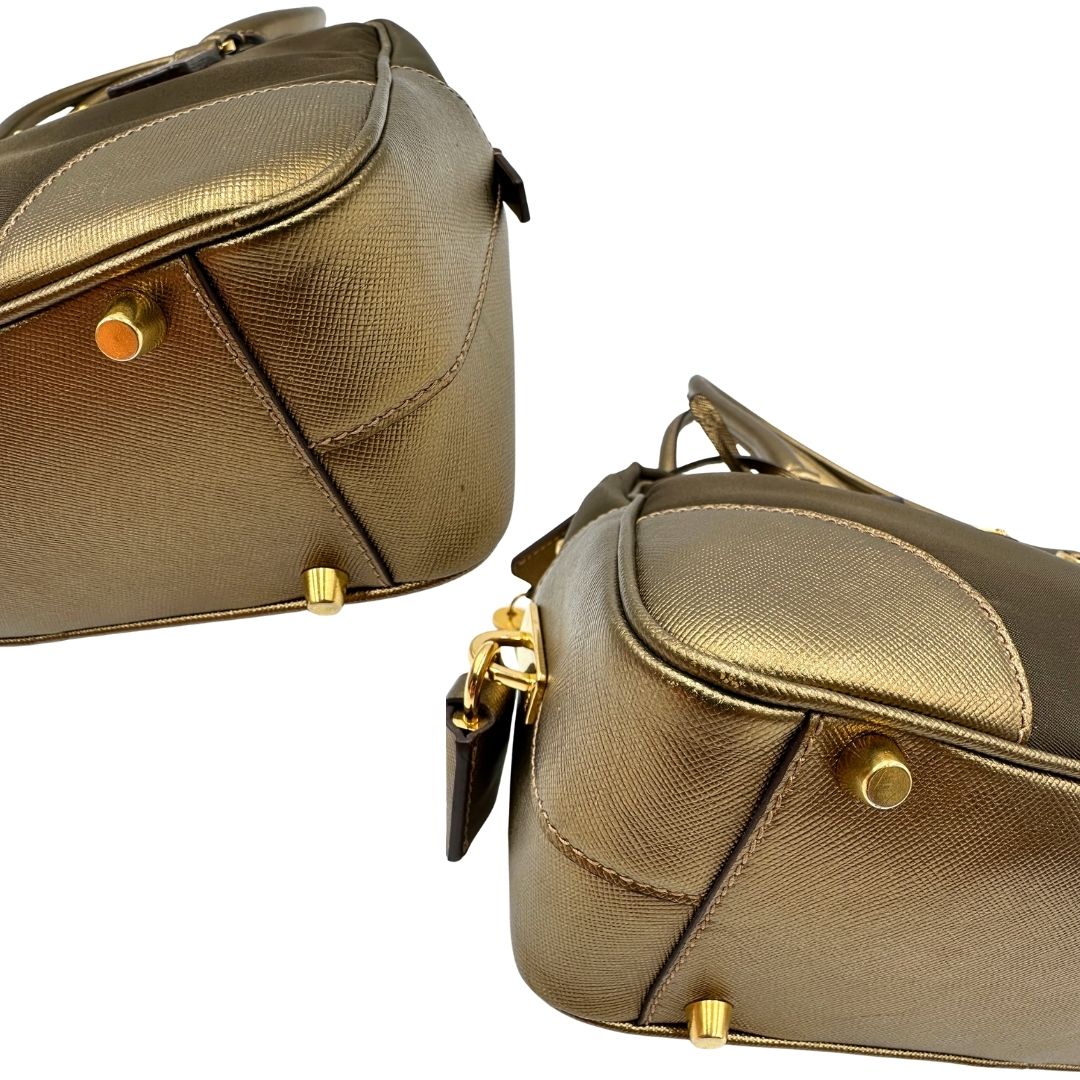 Angoli di un bauletto Prada in tessuto nylon e pelle saffiano bronzo, con dettagli metallici dorati, indossabile a spalla, usato, originale, second hand, in ottime condizioni.