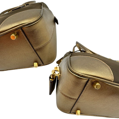 Angoli di un bauletto Prada in tessuto nylon e pelle saffiano bronzo, con dettagli metallici dorati, indossabile a spalla, usato, originale, second hand, in ottime condizioni.