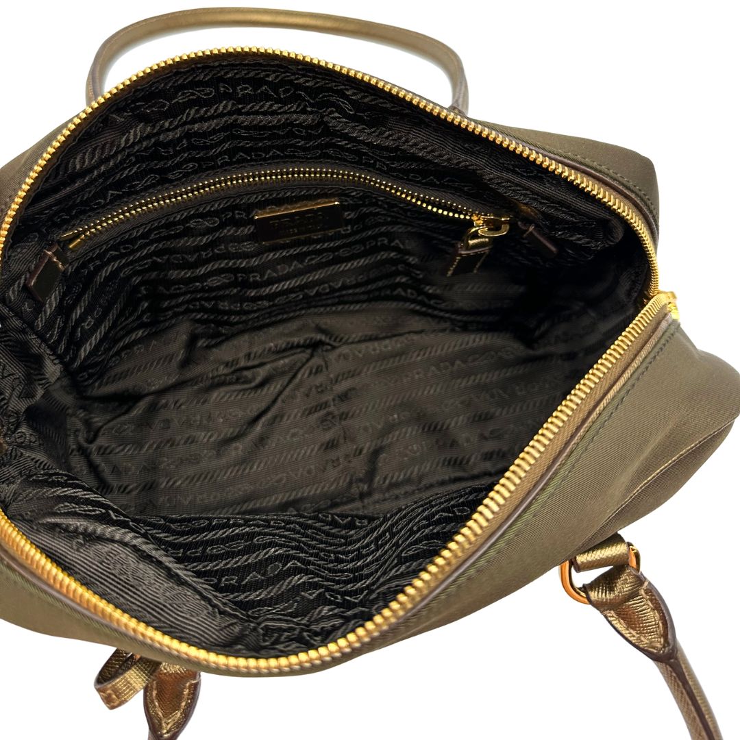 Interno di un bauletto Prada in tessuto nylon e pelle saffiano bronzo, con dettagli metallici dorati, indossabile a spalla, usato, originale, second hand, in ottime condizioni.