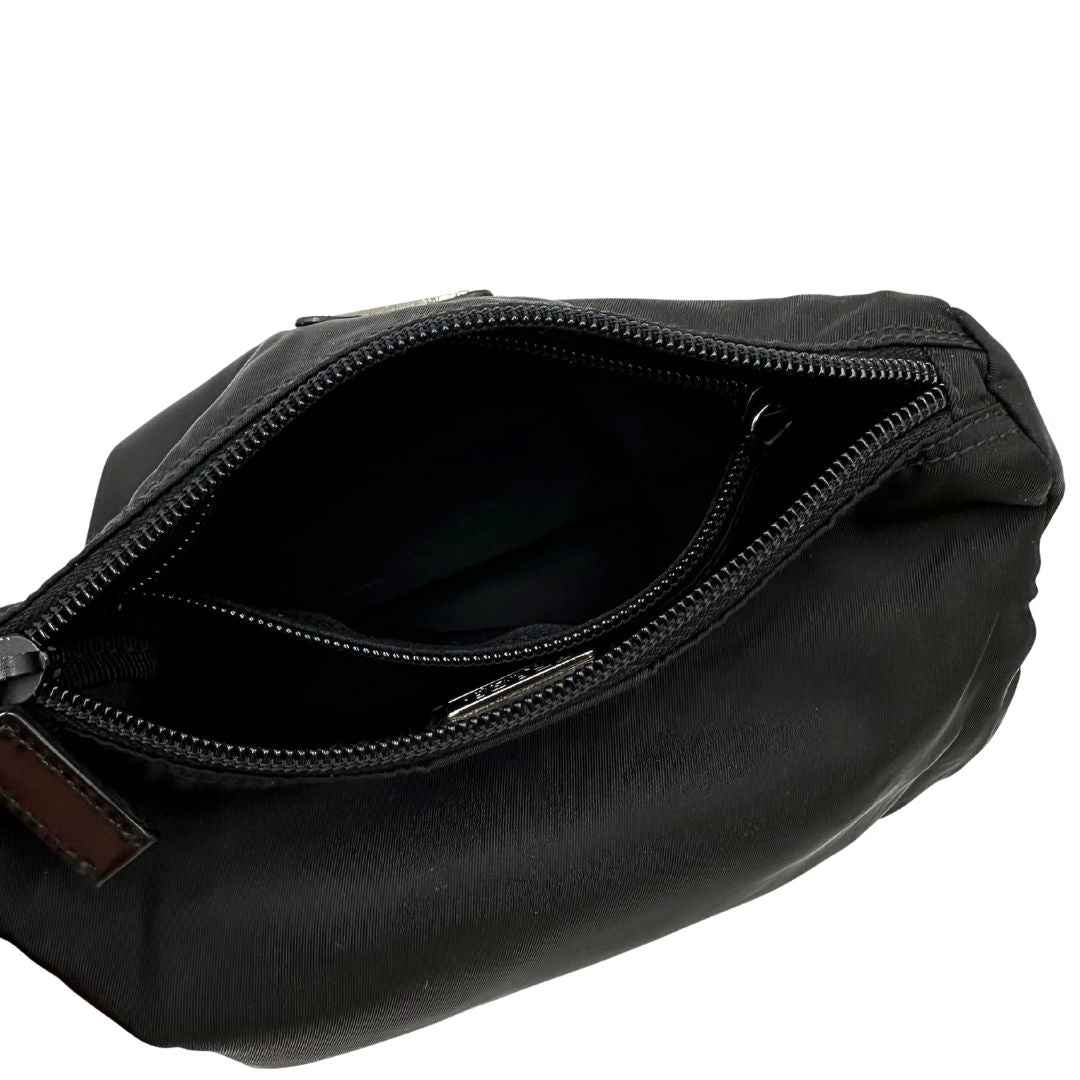 Interno di una pouch Prada in nylon nero e hardware argentato, usata, originale, second hand, in condizioni eccellenti.