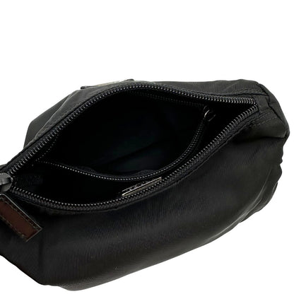 Interno di una pouch Prada in nylon nero e hardware argentato, usata, originale, second hand, in condizioni eccellenti.