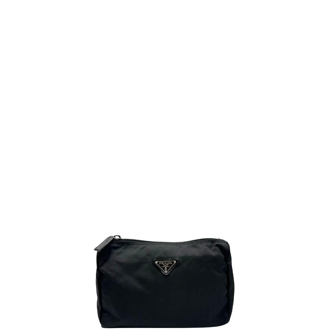 Front di una pouch Prada in nylon nero e hardware argentato, usata, originale, second hand, in condizioni eccellenti.