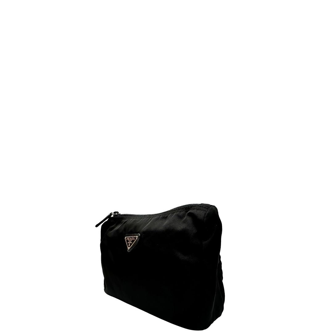 Laterale destro di una pouch Prada in nylon nero e hardware argentato, usata, originale, second hand, in condizioni eccellenti.