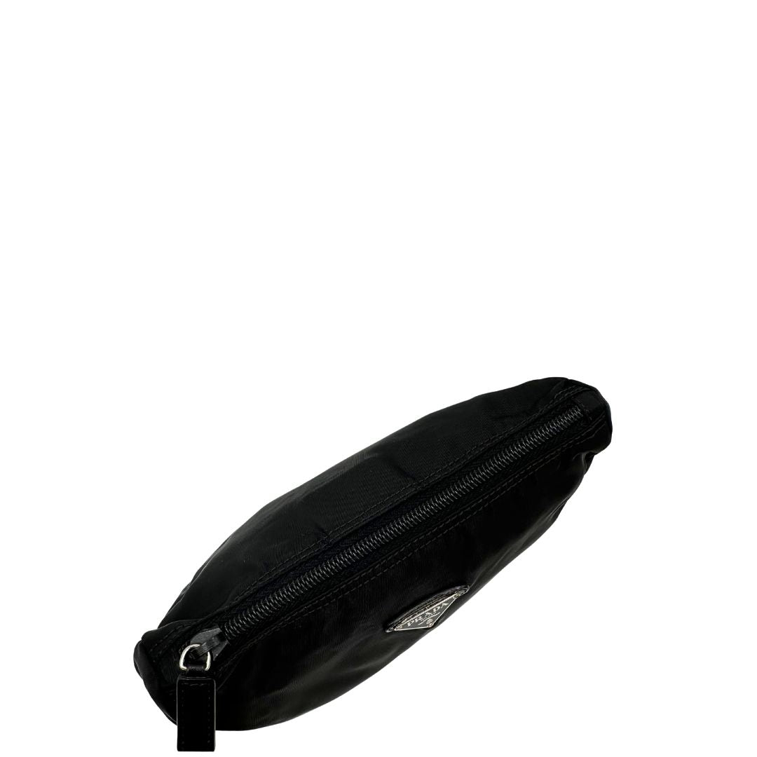 Vista superiore di una pouch Prada in nylon nero e hardware argentato, usata, originale, second hand, in condizioni eccellenti.