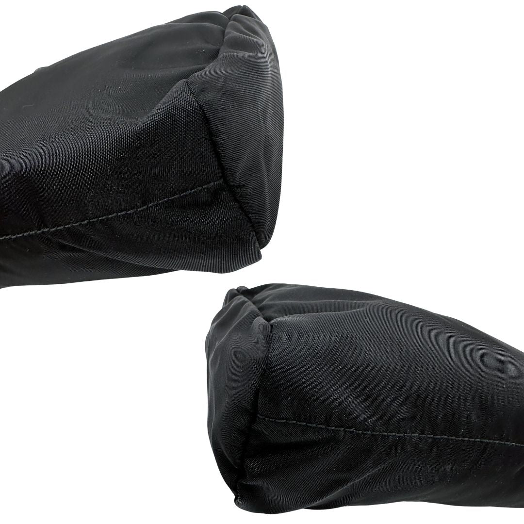 Angoli di una pouch Prada in nylon nero e hardware argentato, usata, originale, second hand, in condizioni eccellenti.