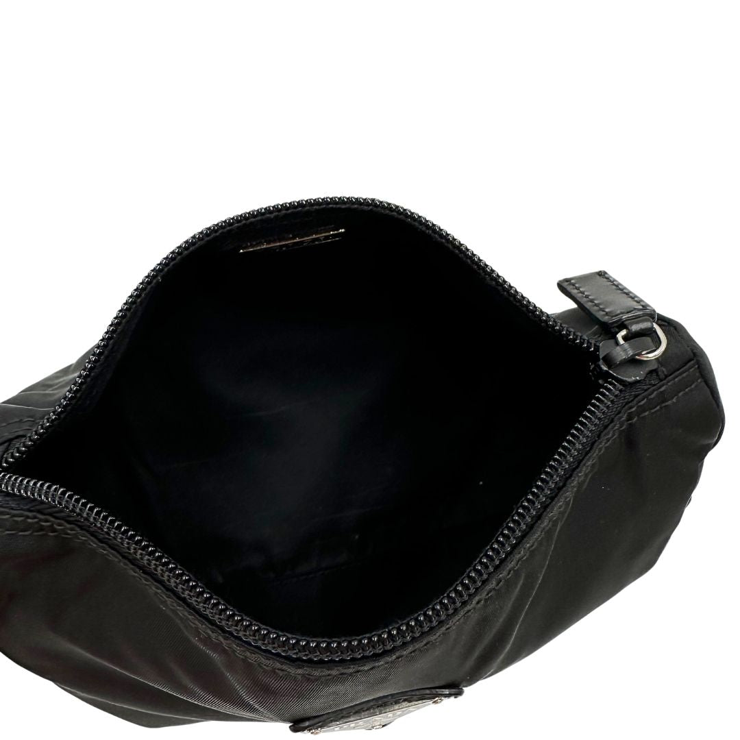 Interno di una pouch Prada in nylon nero e hardware argentato, usata, originale, second hand, in condizioni eccellenti.