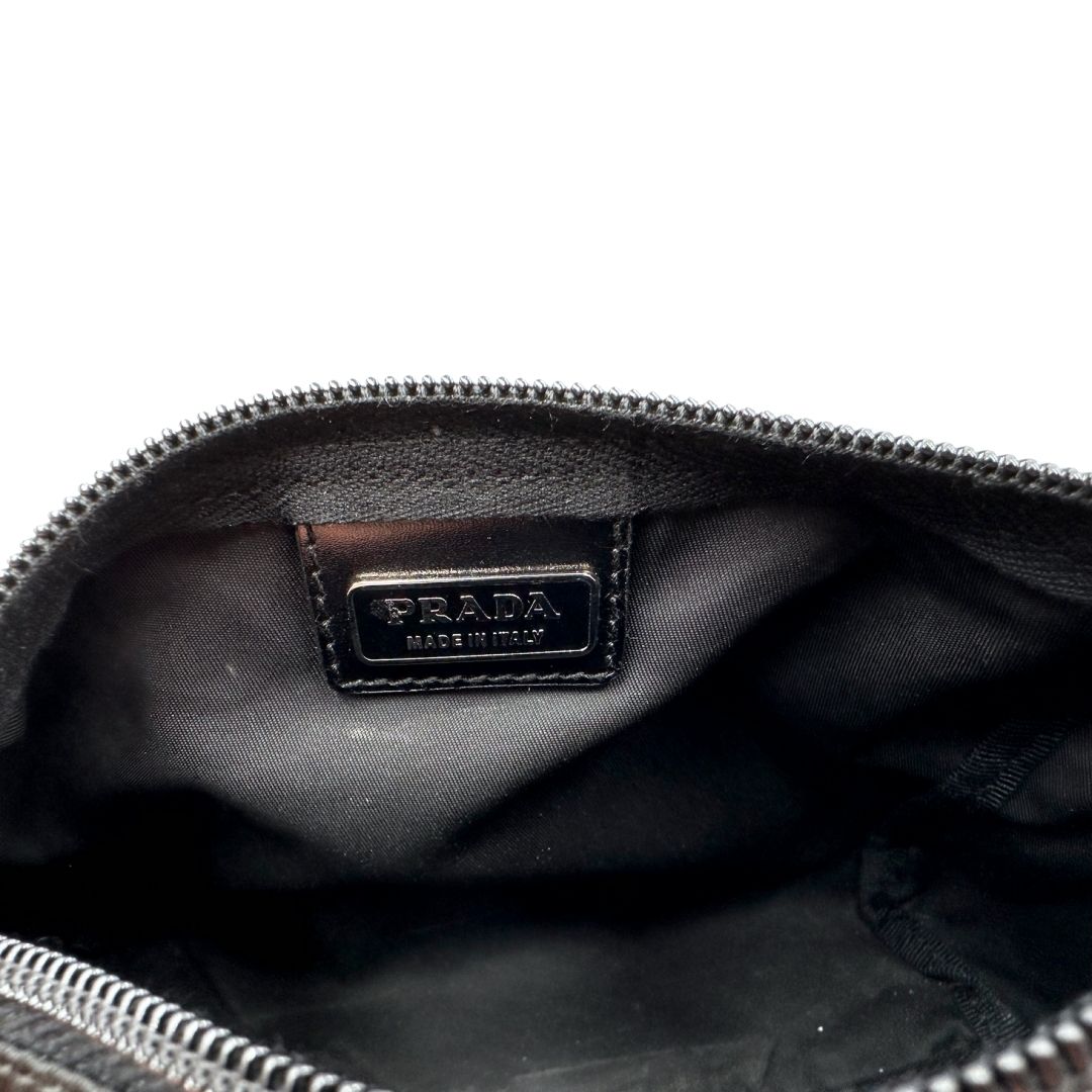 Interno di una pouch Prada in nylon nero e hardware argentato, usata, originale, second hand, in condizioni eccellenti.