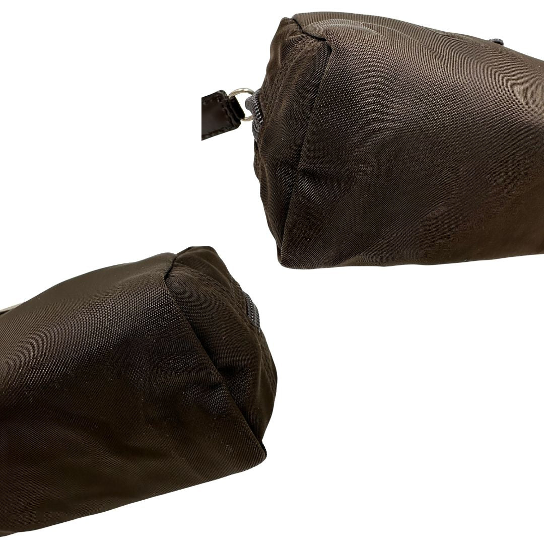 Angoli di un beauty Prada in tessuto Vela color ebano e hardware argentato, usato, originale, second hand, in ottime condizioni.