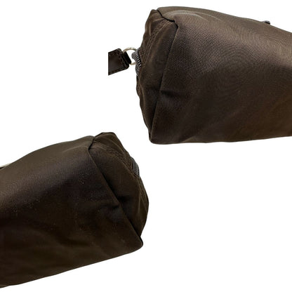 Angoli di un beauty Prada in tessuto Vela color ebano e hardware argentato, usato, originale, second hand, in ottime condizioni.