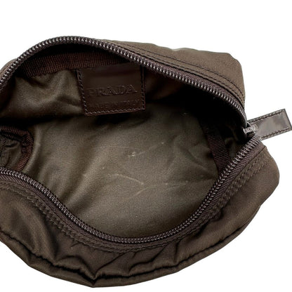 Interno di un beauty Prada in tessuto Vela color ebano e hardware argentato, usato, originale, second hand, in ottime condizioni.