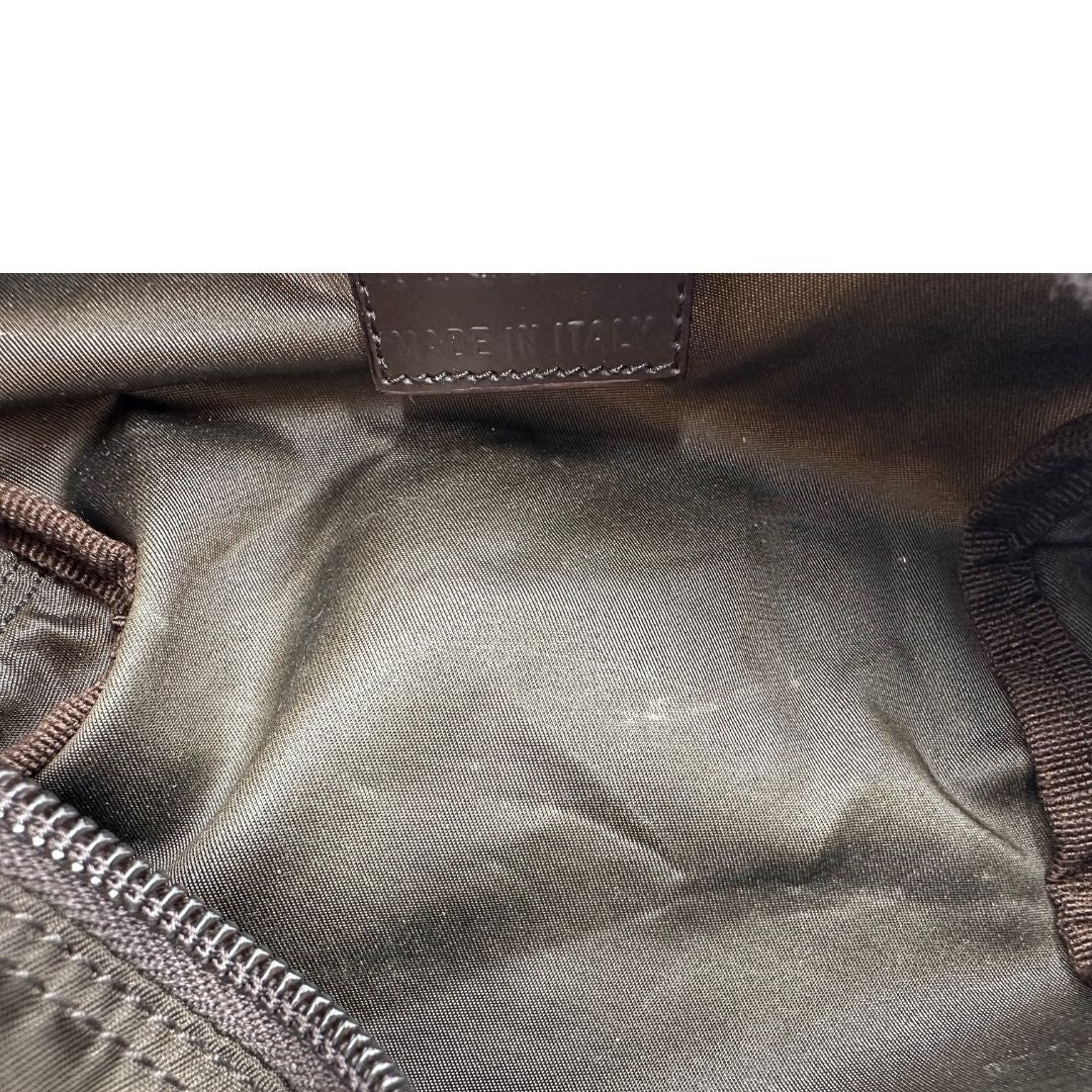 Interno di un beauty Prada in tessuto Vela color ebano e hardware argentato, usato, originale, second hand, in ottime condizioni.