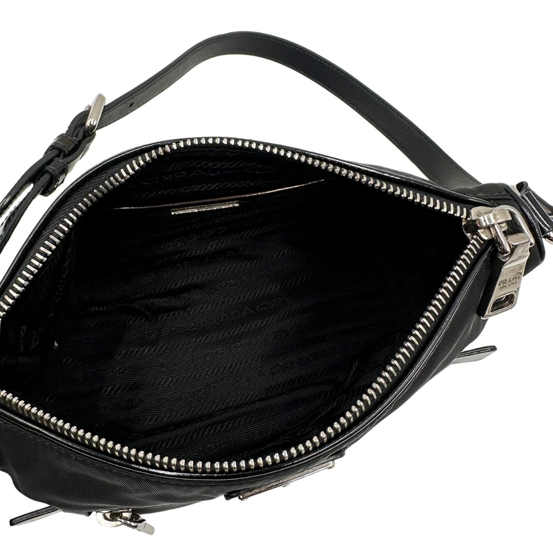 interno Borsa Prada in nylon, indossabile a spalla, di lusso, originale, ottime condizioni, usata.  