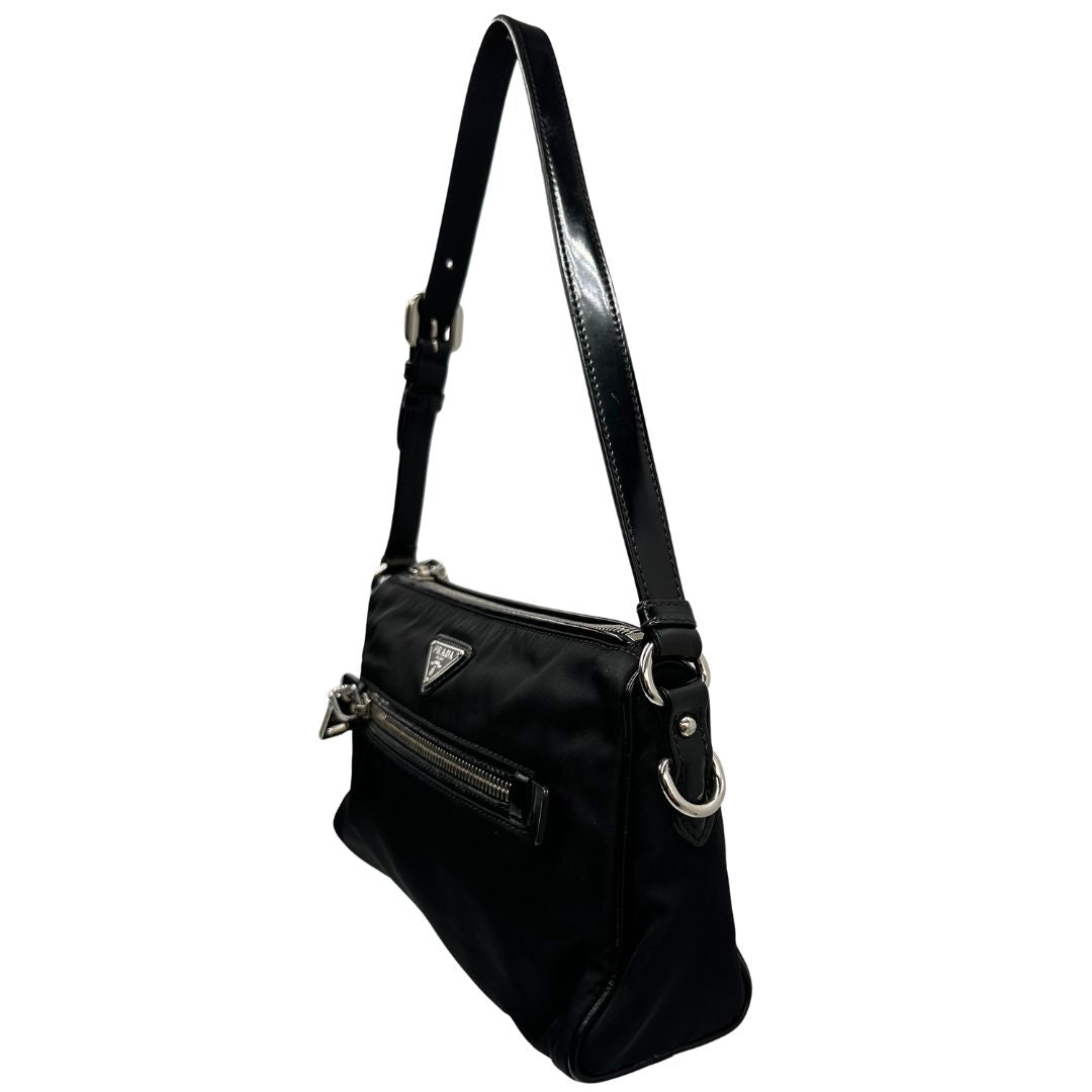 lato Borsa Prada in nylon, indossabile a spalla, di lusso, originale, ottime condizioni, usata. 