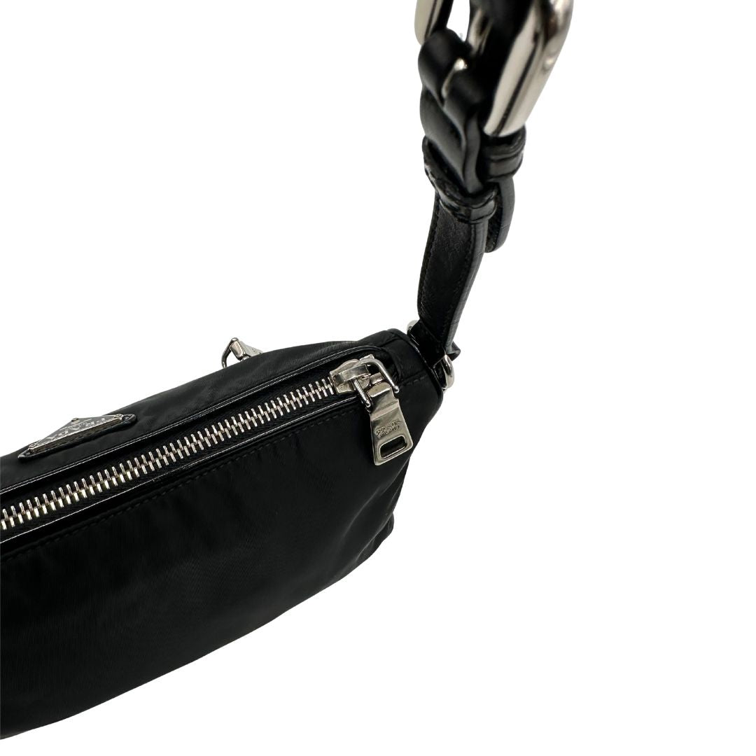 Borsa Prada in nylon, indossabile a spalla, di lusso, originale, ottime condizioni, usata. 