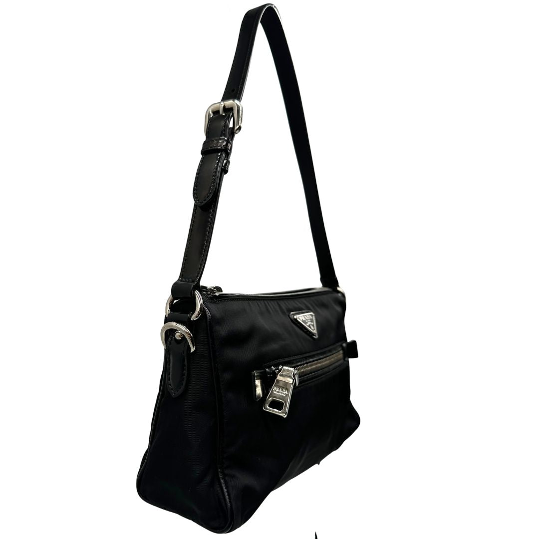 lato Borsa Prada in nylon, indossabile a spalla, di lusso, originale, ottime condizioni, usata. 
