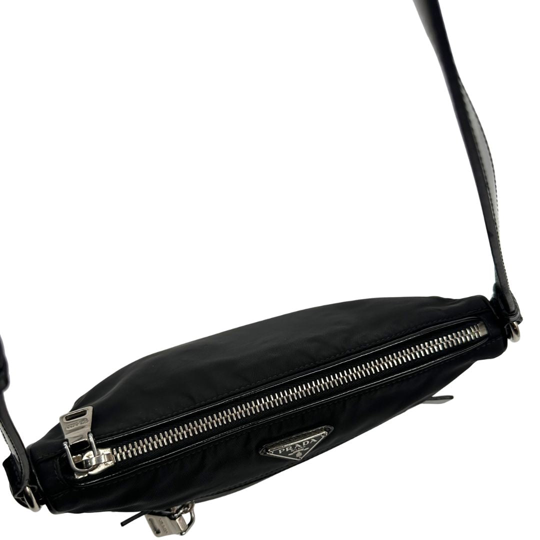 chiusura Borsa Prada in nylon, indossabile a spalla, di lusso, originale, ottime condizioni, usata. 