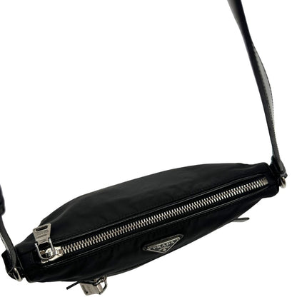 chiusura Borsa Prada in nylon, indossabile a spalla, di lusso, originale, ottime condizioni, usata. 
