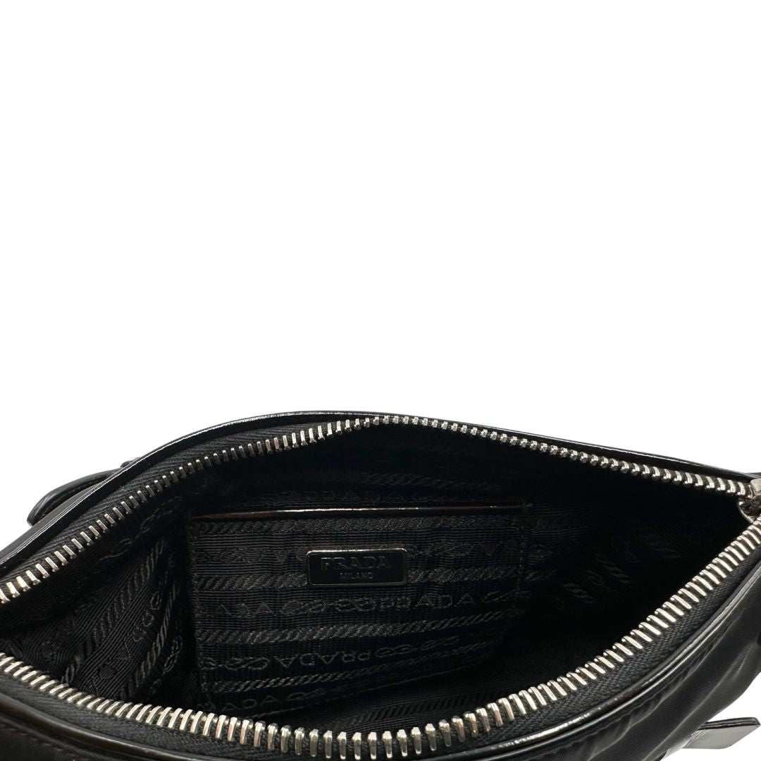 interno Borsa Prada in nylon, indossabile a spalla, di lusso, originale, ottime condizioni, usata. 