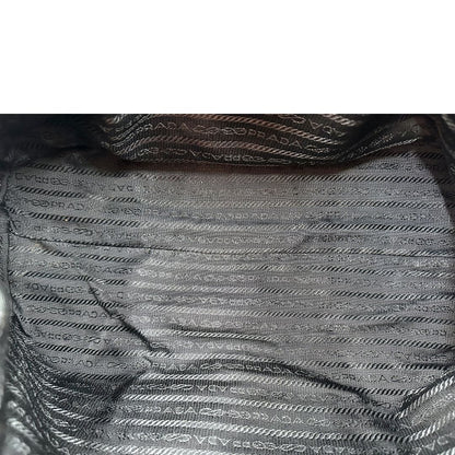 Interno di un bauletto Prada in tessuto vela e dettagli dorati, indossabile a mano, usato, originale, second hand, in ottime condizioni.