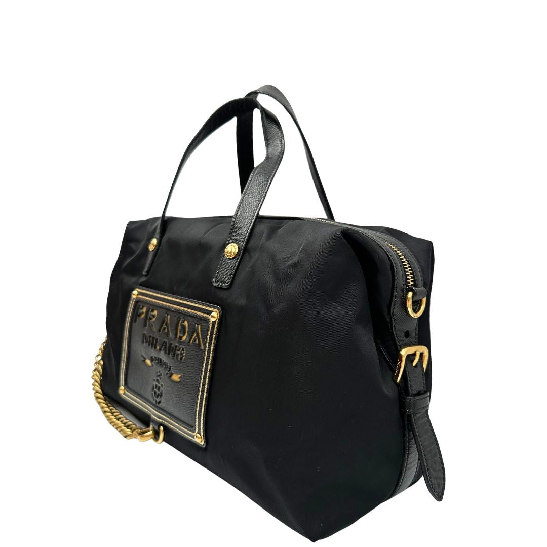 Laterale destro di un bauletto Prada in tessuto vela e dettagli dorati, indossabile a mano, usato, originale, second hand, in ottime condizioni.