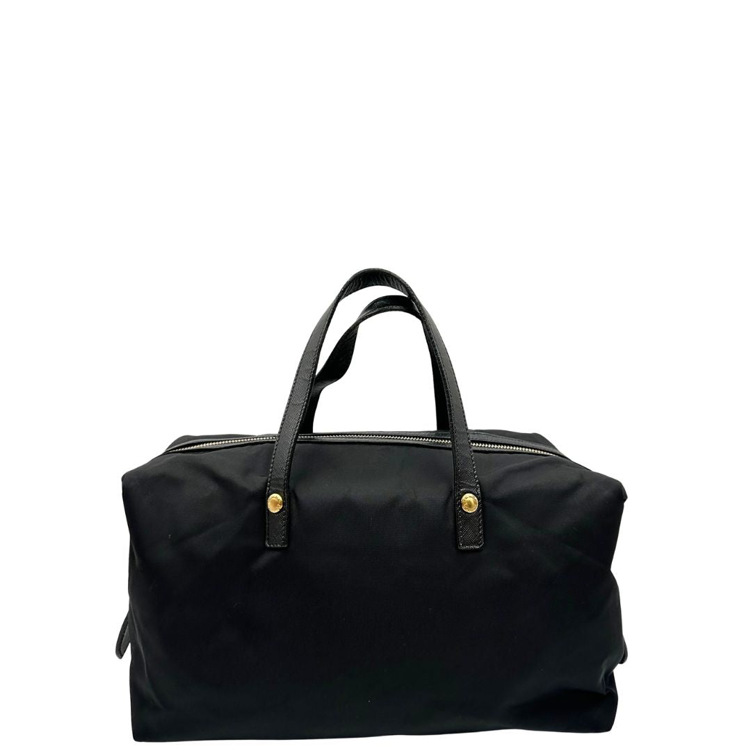 Retro di un bauletto Prada in tessuto vela e dettagli dorati, indossabile a mano, usato, originale, second hand, in ottime condizioni.