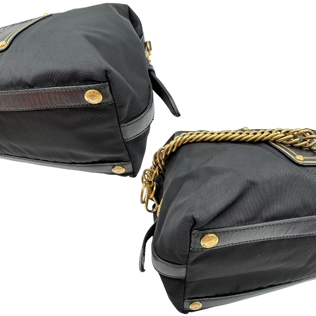 Angoli di un bauletto Prada in tessuto vela e dettagli dorati, indossabile a mano, usato, originale, second hand, in ottime condizioni.