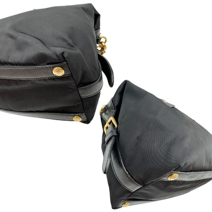 Angoli di un bauletto Prada in tessuto vela e dettagli dorati, indossabile a mano, usato, originale, second hand, in ottime condizioni.