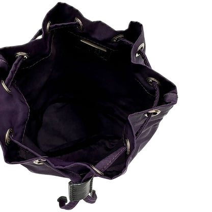 Apertura di una pochette Prada in tessuto nylon viola e hardware argentato, usata, originale, second hand, in ottime condizioni.