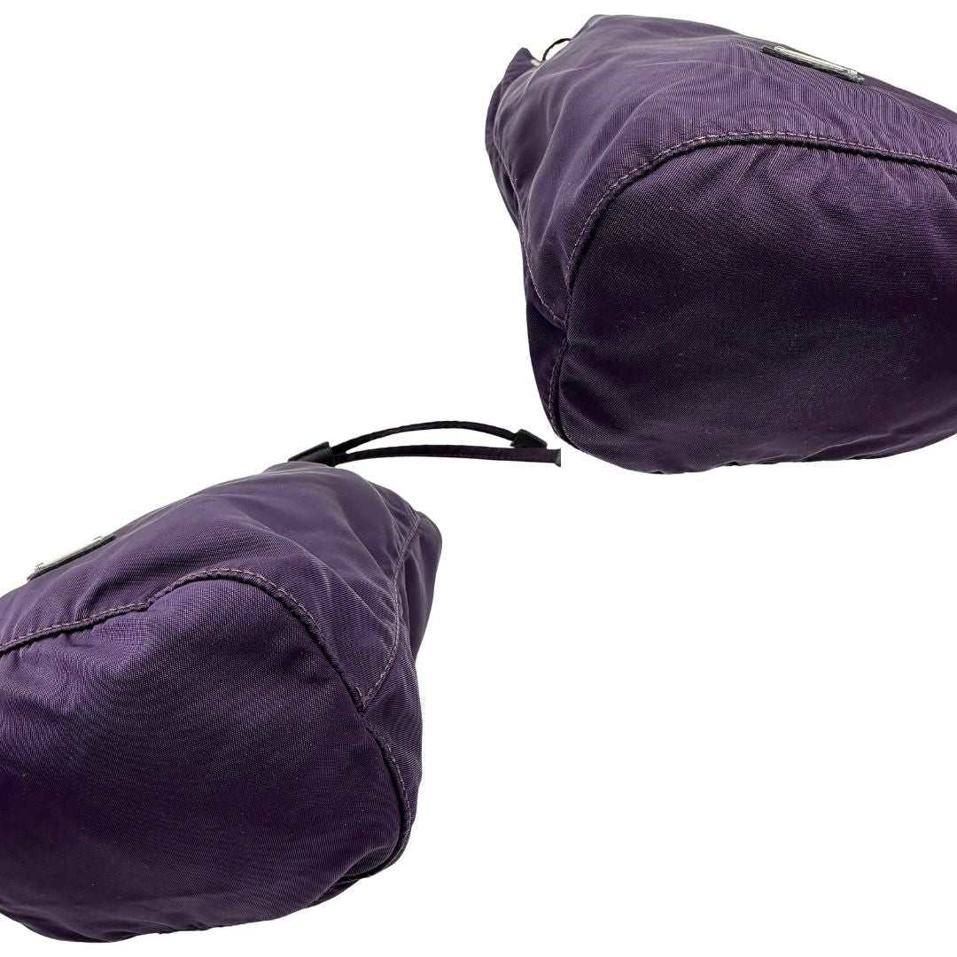 Angoli di una pochette Prada in tessuto nylon viola e hardware argentato, usata, originale, second hand, in ottime condizioni.