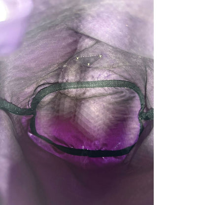 Interno di una pochette Prada in tessuto nylon viola e hardware argentato, usata, originale, second hand, in ottime condizioni.