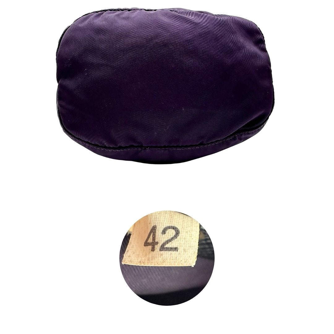 Base e codice di una pochette Prada in tessuto nylon viola e hardware argentato, usata, originale, second hand, in ottime condizioni.