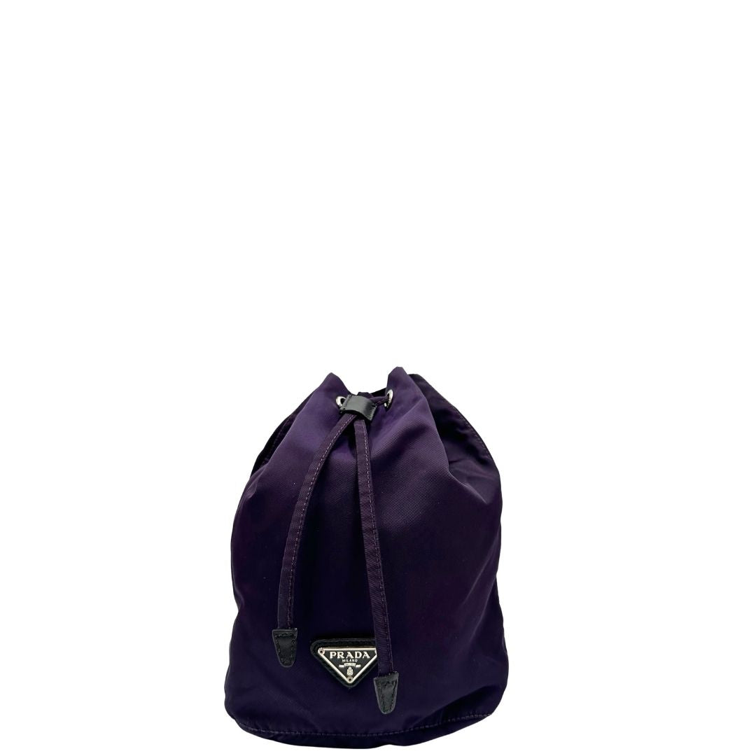 Front di una pochette Prada in tessuto nylon viola e hardware argentato, usata, originale, second hand, in ottime condizioni.