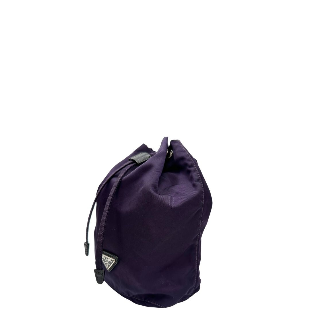 Laterale destro di una pochette Prada in tessuto nylon viola e hardware argentato, usata, originale, second hand, in ottime condizioni.