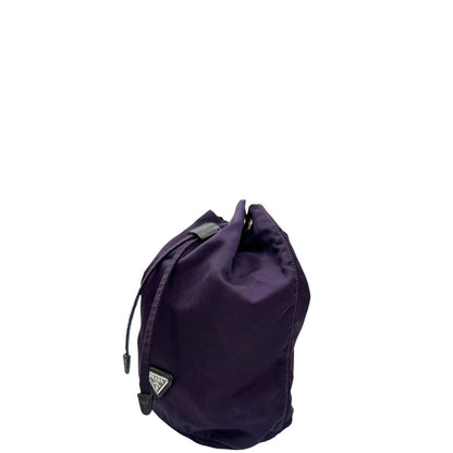 Laterale destro di una pochette Prada in tessuto nylon viola e hardware argentato, usata, originale, second hand, in ottime condizioni.