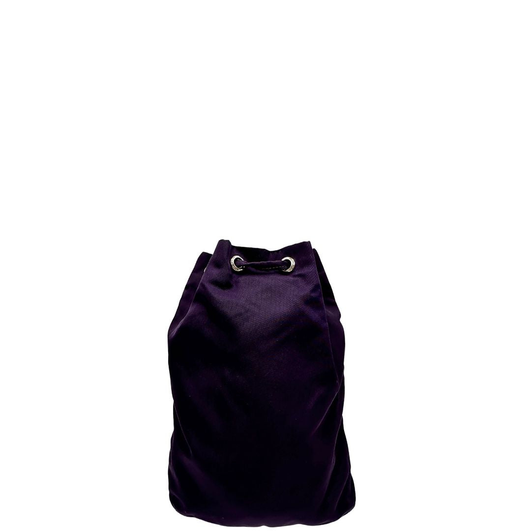 Retro di una pochette Prada in tessuto nylon viola e hardware argentato, usata, originale, second hand, in ottime condizioni.