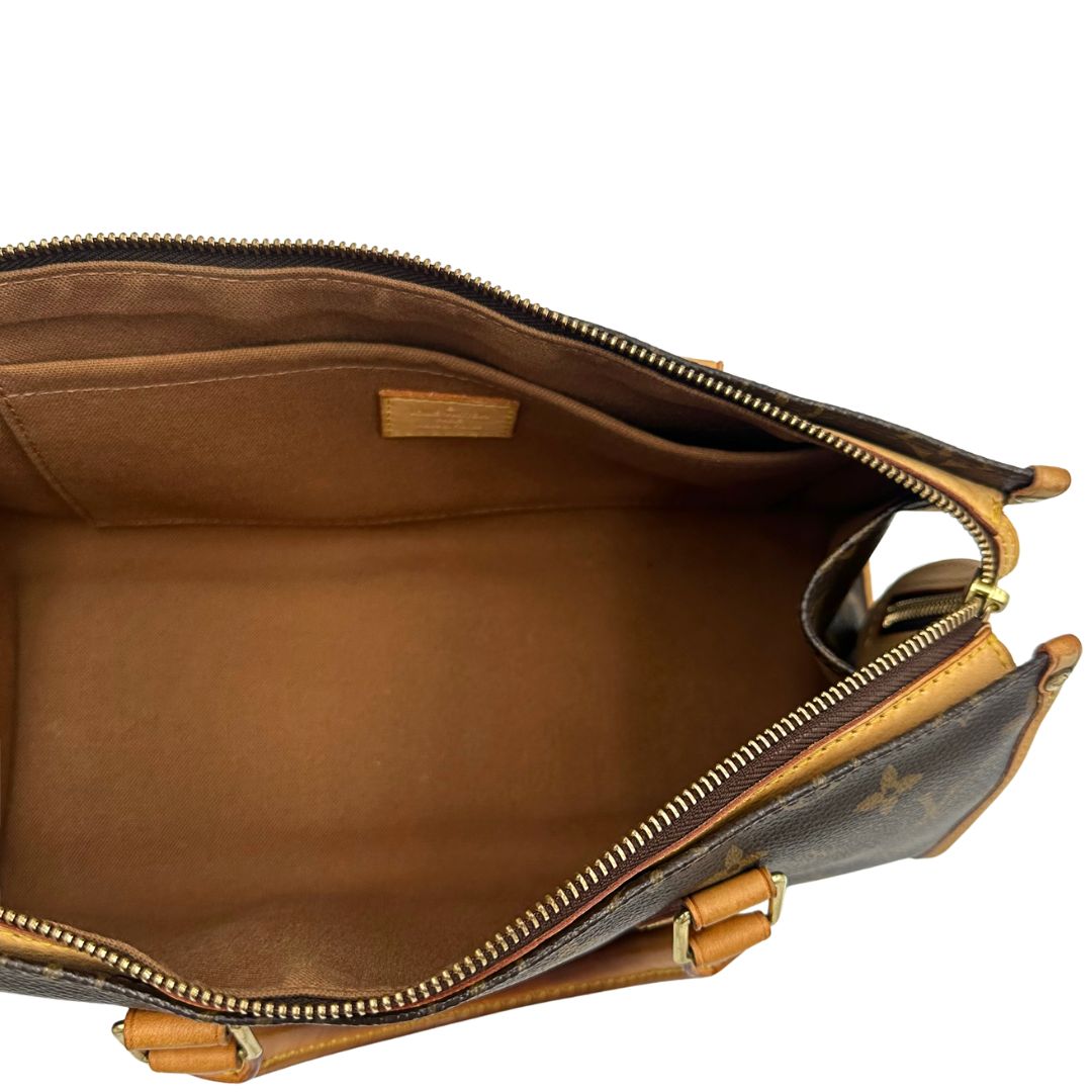 Interno di una borsa LV Popincourt realizzata in tela Monogram con parti in vacchetta naturale, usata, originale, second hand, in ottime condizioni.