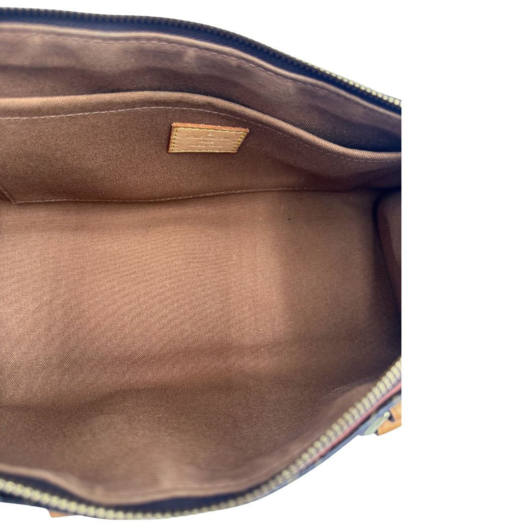 Interno di una borsa LV Popincourt realizzata in tela Monogram con parti in vacchetta naturale, usata, originale, second hand, in ottime condizioni.