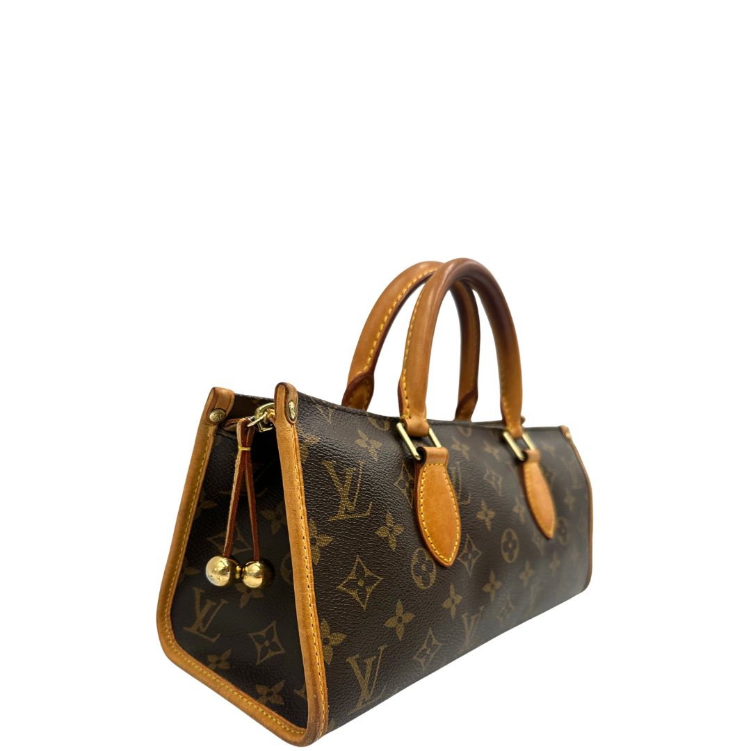 Laterale sinistro di una borsa LV Popincourt realizzata in tela Monogram con parti in vacchetta naturale, usata, originale, second hand, in ottime condizioni.