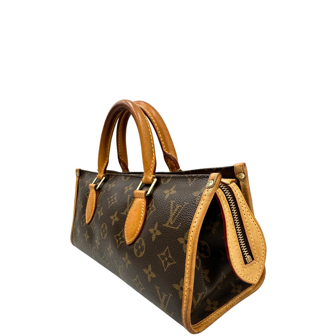 Laterale destro di una borsa LV Popincourt realizzata in tela Monogram con parti in vacchetta naturale, usata, originale, second hand, in ottime condizioni.