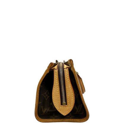 Vista laterale di una borsa LV Popincourt realizzata in tela Monogram con parti in vacchetta naturale, usata, originale, second hand, in ottime condizioni.