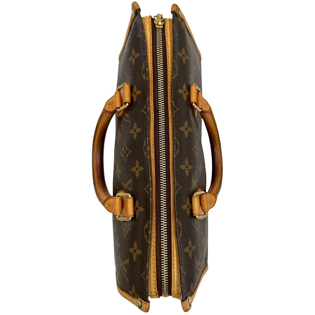 Vista superiore di una borsa LV Popincourt realizzata in tela Monogram con parti in vacchetta naturale, usata, originale, second hand, in ottime condizioni.