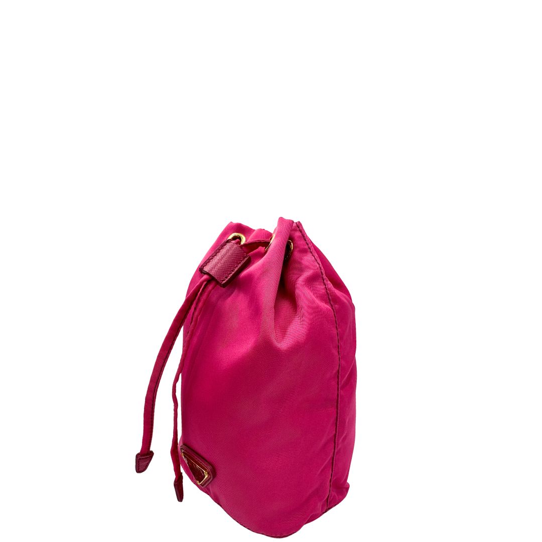 Lato sinistro, Necessaire Prada in tessuto fucsia e hardware dorato. Originale, usato, di lusso 
, in condizioni eccellenti.