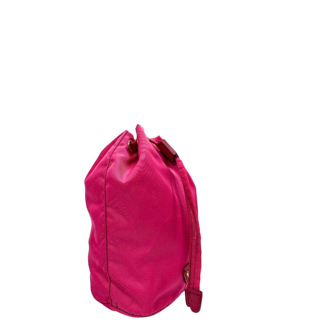 Lato destro, Necessaire Prada in tessuto fucsia e hardware dorato. Originale, usato, di lusso 
, in condizioni eccellenti.