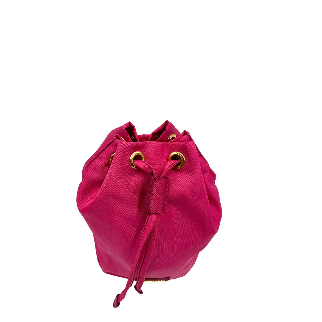 Chiusura, Necessaire Prada in tessuto fucsia e hardware dorato. Originale, usato, di lusso 
, in condizioni eccellenti.