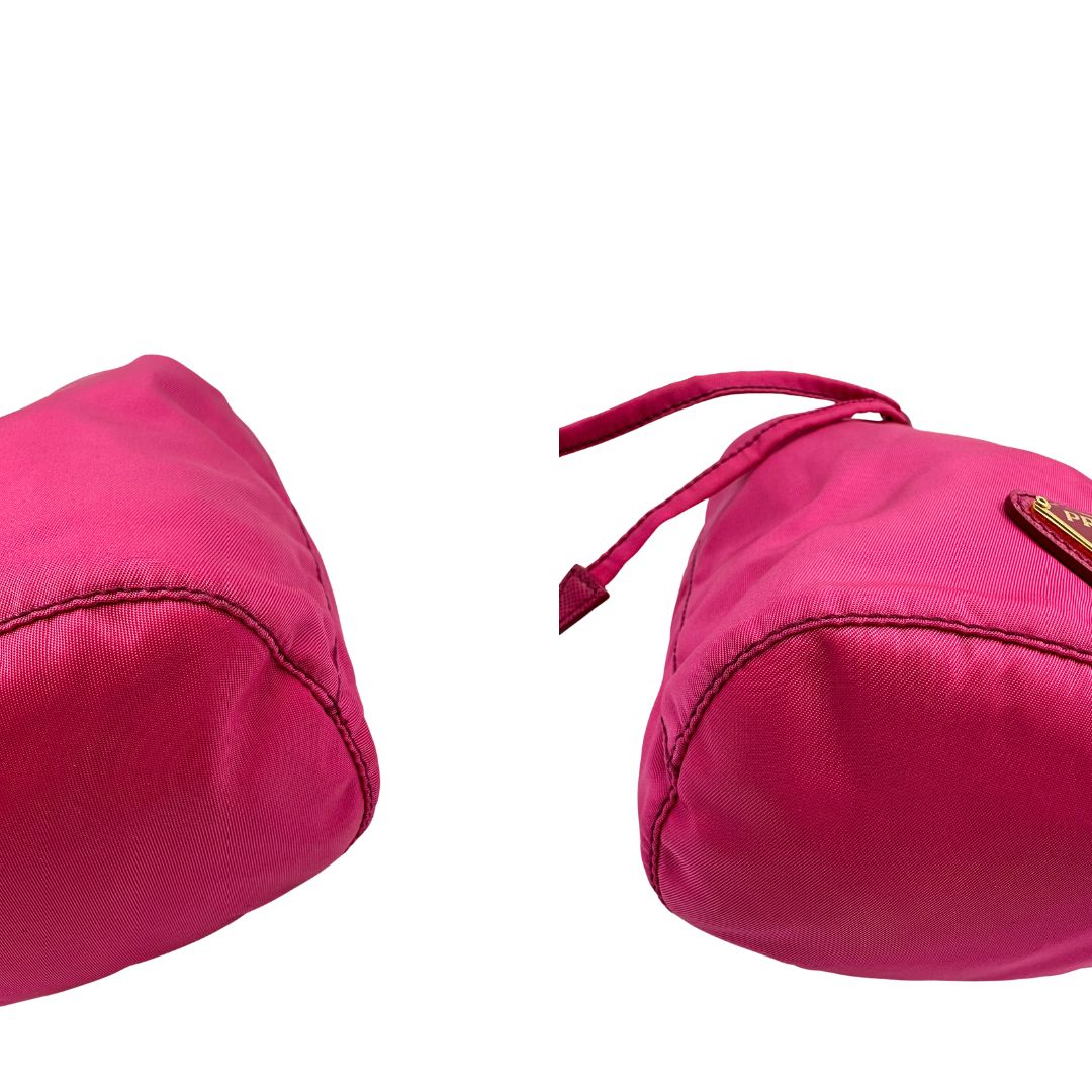 Angoli, Necessaire Prada in tessuto fucsia e hardware dorato. Originale, usato, di lusso 
, in condizioni eccellenti.
