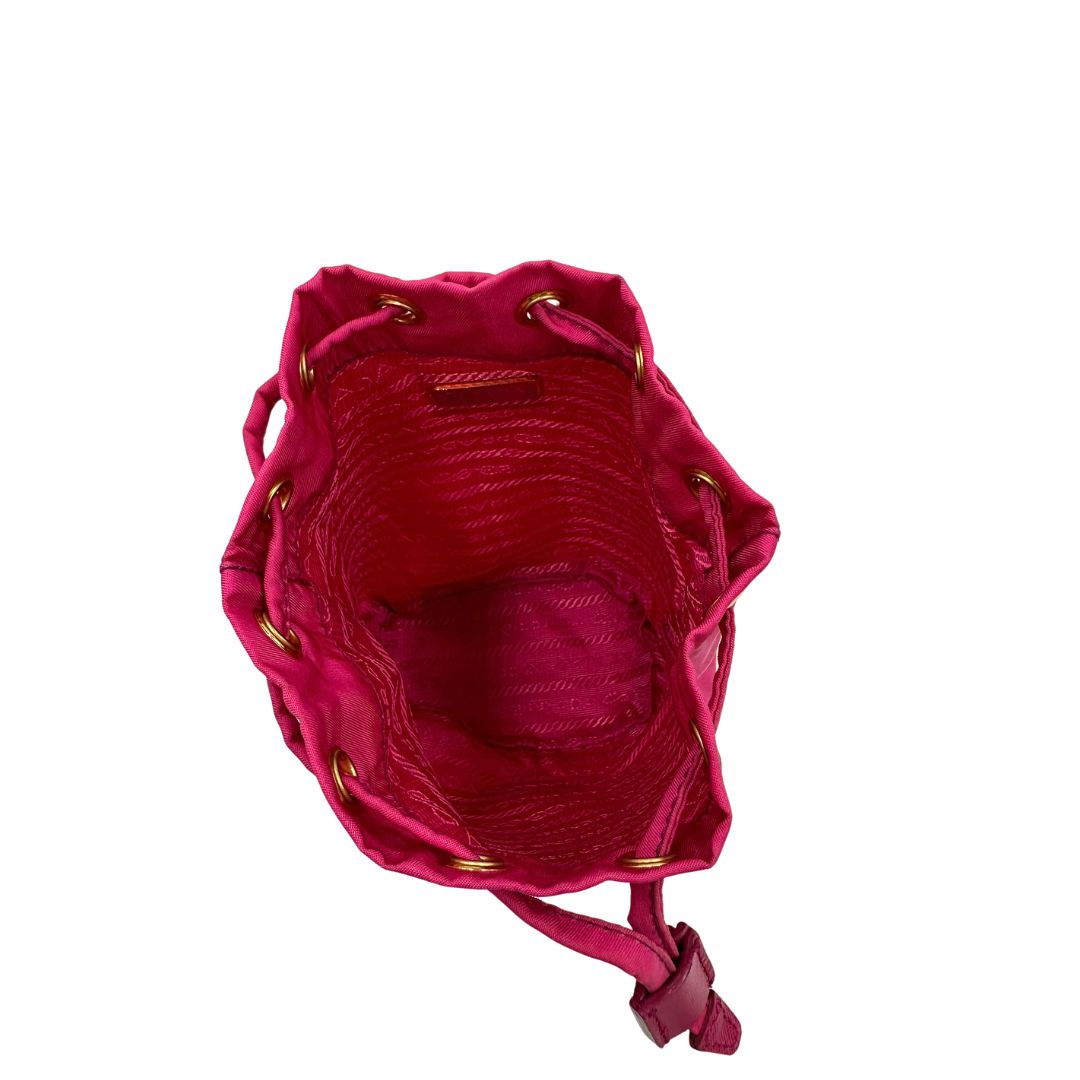 Interno, Necessaire Prada in tessuto fucsia e hardware dorato. Originale, usato, di lusso 
, in condizioni eccellenti.